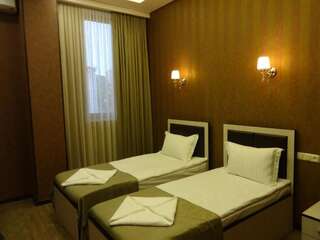 Отель Eridana Hotel Ереван Стандартный номер с 2 односпальными кроватями и диваном-3