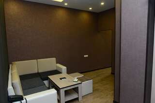 Отель Eridana Hotel Ереван Стандартный номер с 2 односпальными кроватями и диваном-6